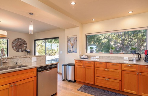 Sea Ranch House | The Sixpence | Beach Access | Hot Tub