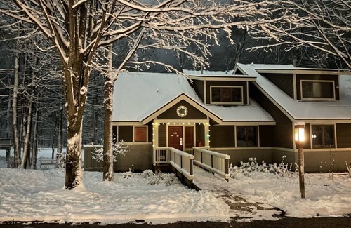 Thompsonville Condo | The Ski & Tee - 5 bdrm condo on 18th fairway & steps from ski trail