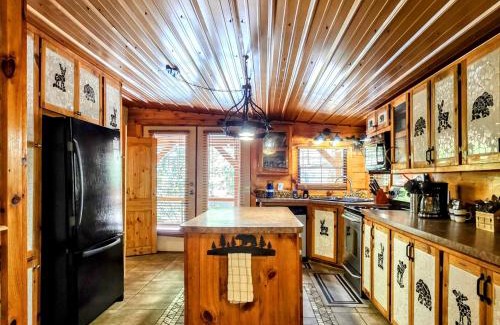 Townsend House | The Skinners Cabin Hot Tub Fireplace Grill