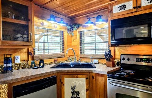 Townsend House | The Skinners Cabin Hot Tub Fireplace Grill