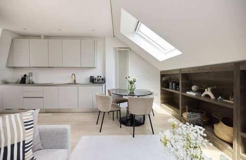 Shaftesbury Apartment | The Skylight One-Bed at Elspeth Road