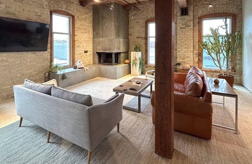 Fifth Ward Apartment | The Skyline: Penthouse Suite