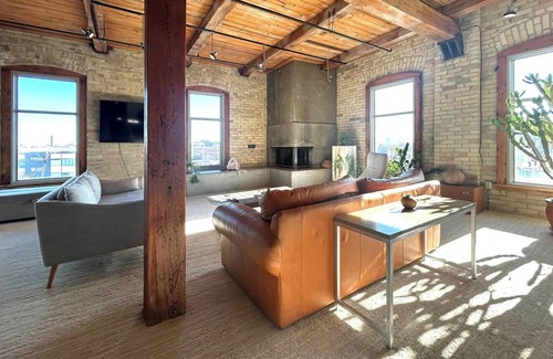 Fifth Ward Apartment | The Skyline: Penthouse Suite