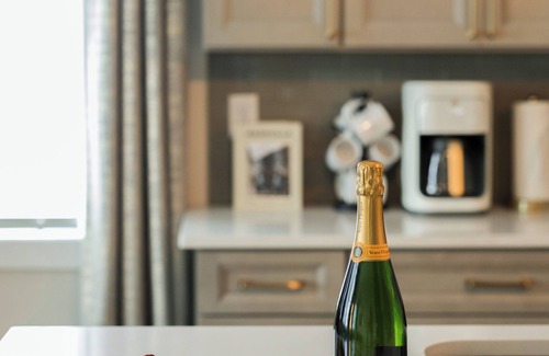 The Nations House | The Skyline Speakeasy! Rooftop Hot Tub, Glam Stations, Sleeps 12