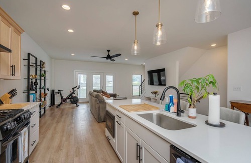 Lexington House | The Slow Horse - 3BR Modern Townhouse Near Rupp & Downtown