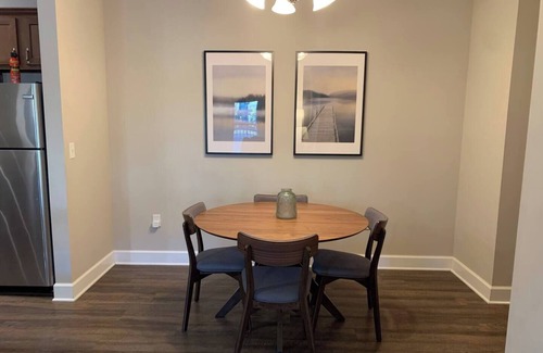 Westerville Apartment | The Snowbird Suite | No Steps | Walk-In Shower!