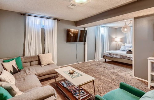 Twin Lakes Apartment | The Snug | Pool Table & Queen Bed | Great Location