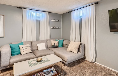 Twin Lakes Apartment | The Snug | Pool Table & Queen Bed | Great Location