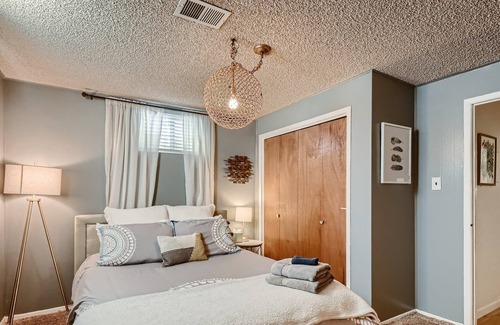 Twin Lakes Apartment | The Snug | Pool Table & Queen Bed | Great Location