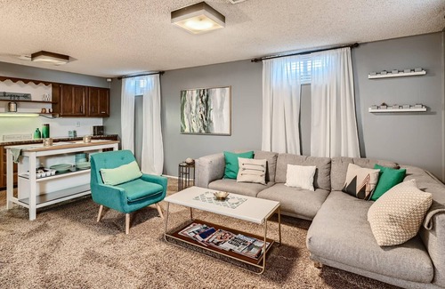 Twin Lakes Apartment | The Snug | Pool Table & Queen Bed | Great Location