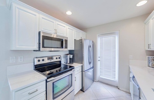 Naples Park House | The Sonset Updates Throughout Private pool near Vanderbilt Beach &Delnor Wiggins