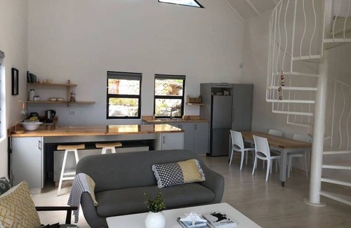 Cape Peninsula House | The sound of the ocean is audible for this great getaway home