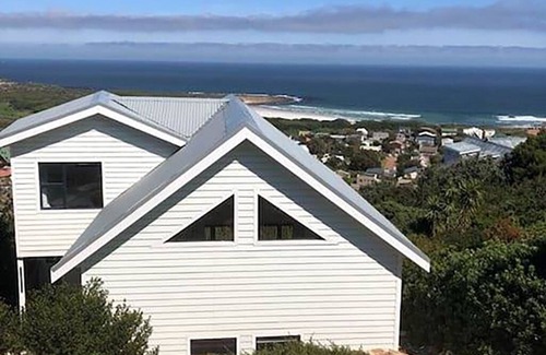 Cape Peninsula House | The sound of the ocean is audible for this great getaway home