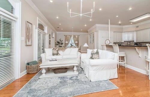 Covington House | The Southern House | Canal View & Pet Friendly