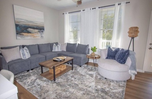 Oxford House | The Southern, Multi-family HOME 2 miles to the Square & Campus!