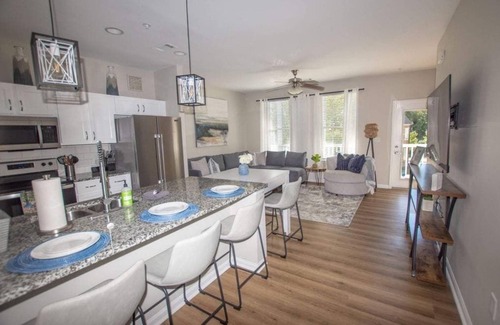 Oxford House | The Southern, Multi-family HOME 2 miles to the Square & Campus!