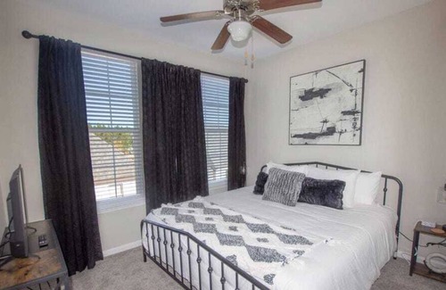 Oxford House | The Southern, Multi-family HOME 2 miles to the Square & Campus!