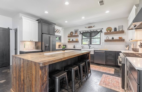 Pleasant View House | The Southern Oasis - Quiet Country Escape with Pool