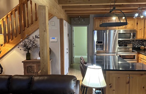 Hendersonville Cabin | The spacious Dream Road Escape cabin & Hot tub