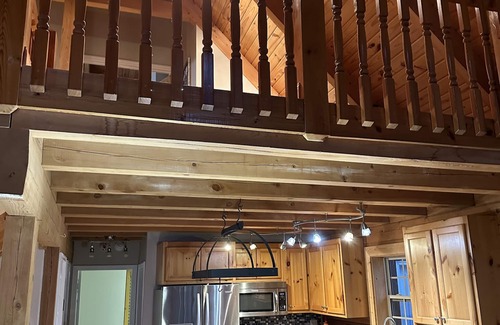 Hendersonville Cabin | The spacious Dream Road Escape cabin & Hot tub