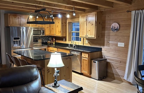 Hendersonville Cabin | The spacious Dream Road Escape cabin & Hot tub
