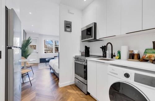 Downtown Montreal Apartment | The Speakeasy Suite 502 W/Parking