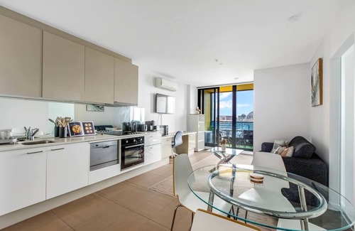 Melbourne Central Business District Apartment | The Spencer Suite Cityscape Panorama with Pool
