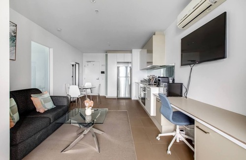 Melbourne Central Business District Apartment | The Spencer Suite Cityscape Panorama with Pool