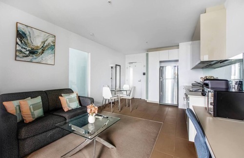 Melbourne Central Business District Apartment | The Spencer Suite Cityscape Panorama with Pool
