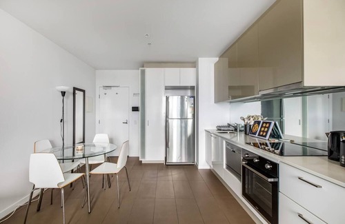 Melbourne Central Business District Apartment | The Spencer Suite Cityscape Panorama with Pool
