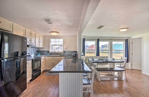 Surfside Beach House | 'The Spicy Crab' Freeport Home w/Beach-View Deck!