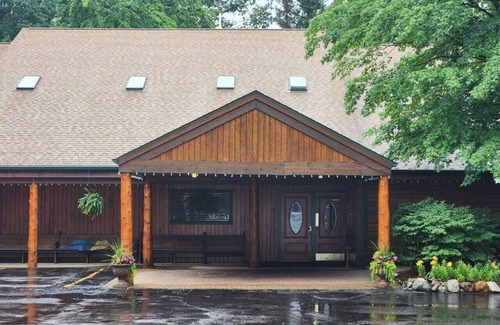 Prudenville Bed & Breakfast | The Springbrook Inn - Forrest View Room (Hot Tub)