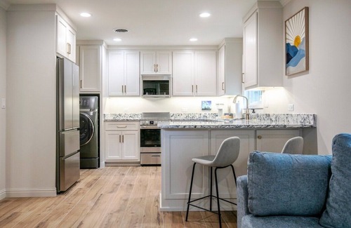 Oxford House | The Square Unit 2, Cozy 1 BR by VelvetDitchVillas