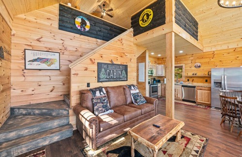 Bryson City Cabin | The Squatch Nest - Scenic Mountain Retreat Hot tub|Firepit|Big Views