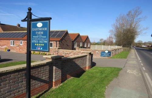 Bridlington House | The Stables At Eastmoor Farm Large Luxury 2 Bed Cottage with Big Family Bedroom Dog Friendly Secure Gardens and Free Parking Free WiFi
