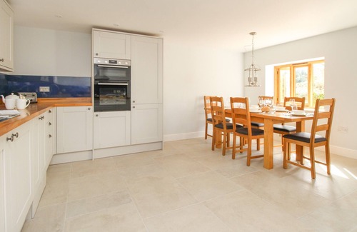 Burton Bradstock Cottage | THE STABLES, BURTON BRADSTOCK, family friendly in Burton Bradstock