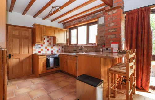 Kilham Cottage | THE STABLES, character holiday cottage, with open fire in Nafferton