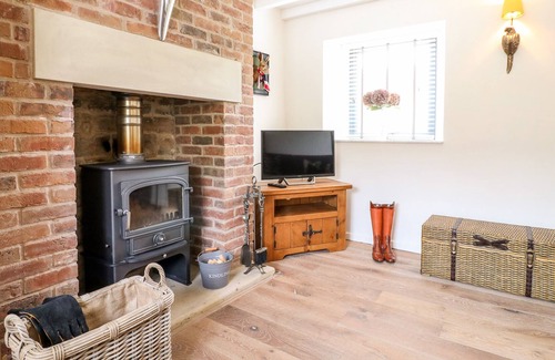 Beeley Cottage | THE STABLES, family friendly, with hot tub in Rowsley