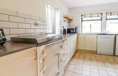 Beeley Cottage | THE STABLES, family friendly, with hot tub in Rowsley