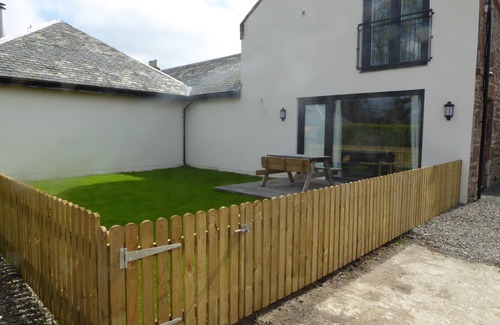 Arden Apartment | The Stables Lower Cottage 6 (Auchendennan) - sleeps 2 guests in 1 bedroom
