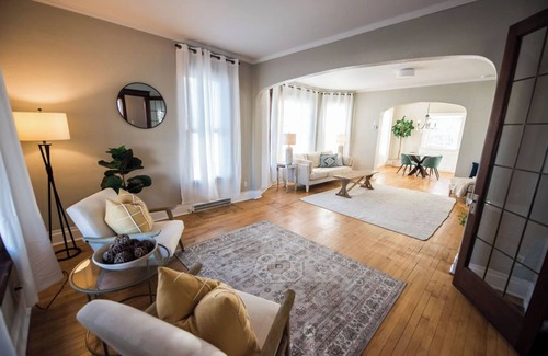 West Allis House | The Stallis Palace: Large 3BR House