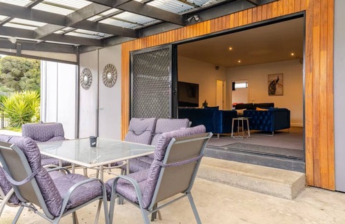 Ballarat North House | The Stanley. Huge Entertainer. Pool table/table tennis mins from main street.
