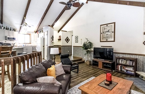 Thornhurst Ski Chalet | The STAR W Hot Tub,Fire Pit 🔥