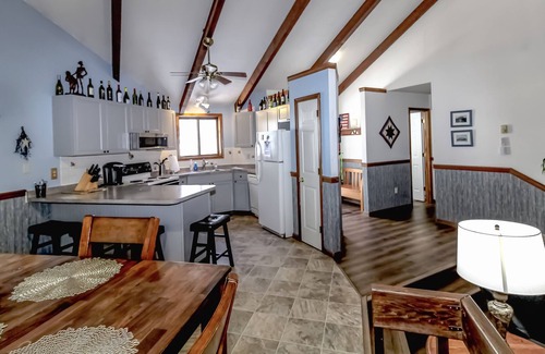 Thornhurst Ski Chalet | The STAR W Hot Tub,Fire Pit 🔥