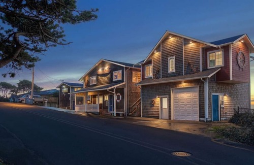 Lincoln City Condo | The Starfish-Oceanfront balcony, kitchen,fireplace