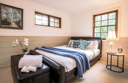 Kallista House | The Stone on the Hill - 3 bedroom house