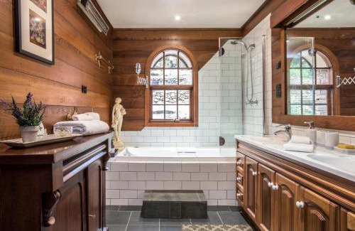 Kallista House | The Stone on the Hill - 3 bedroom house