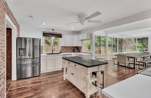 Goodlettsville House | The Stoneglass Retreat