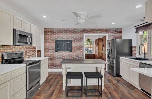Goodlettsville House | The Stoneglass Retreat