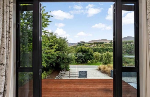 Queenstown House | The Stowaway Summary: